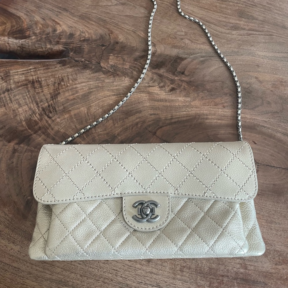 Never used . Got from a friend who worked in Chanel store . It’s a sample